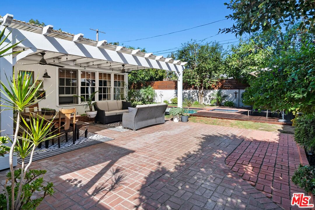 12449 Sarah St, Studio City