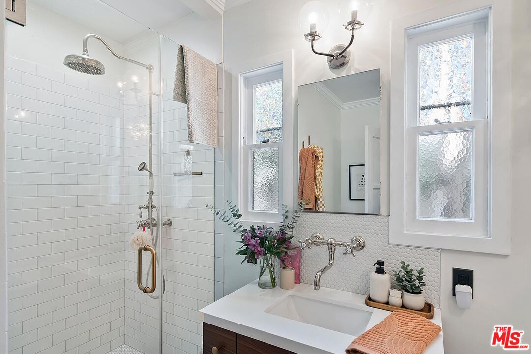12449 Sarah St, Studio City