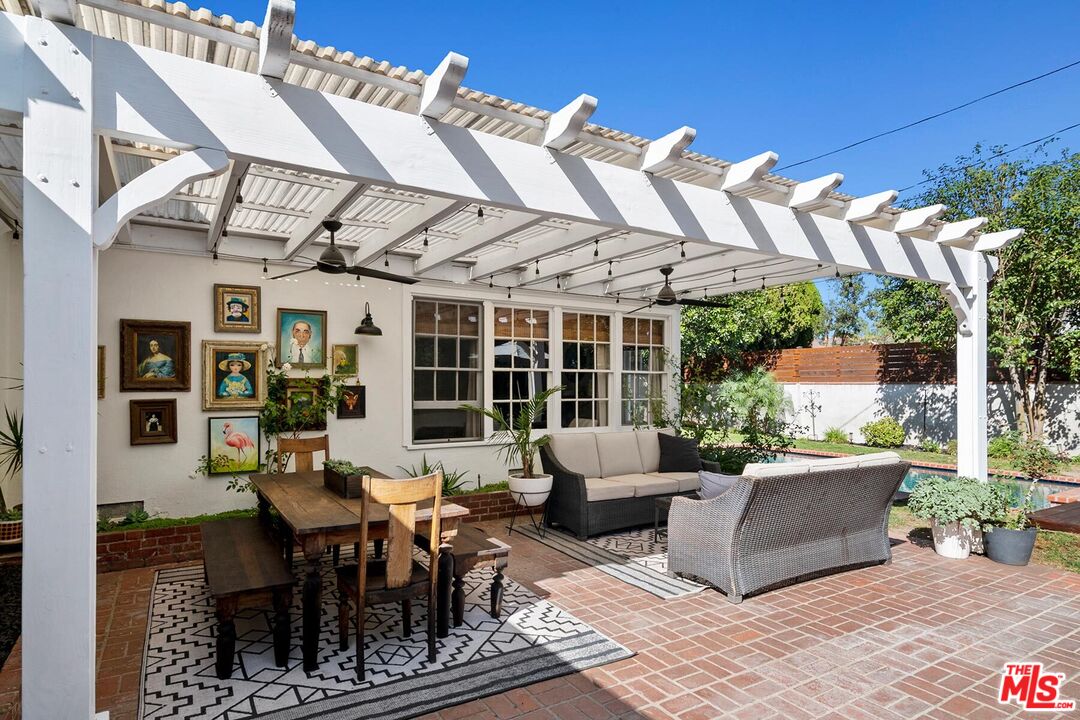 12449 Sarah St, Studio City