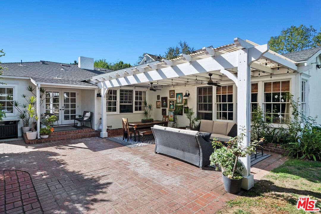 12449 Sarah St, Studio City