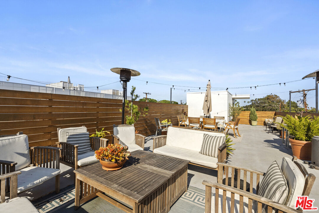 1010 N Kings Rd Unit: 202, West Hollwood