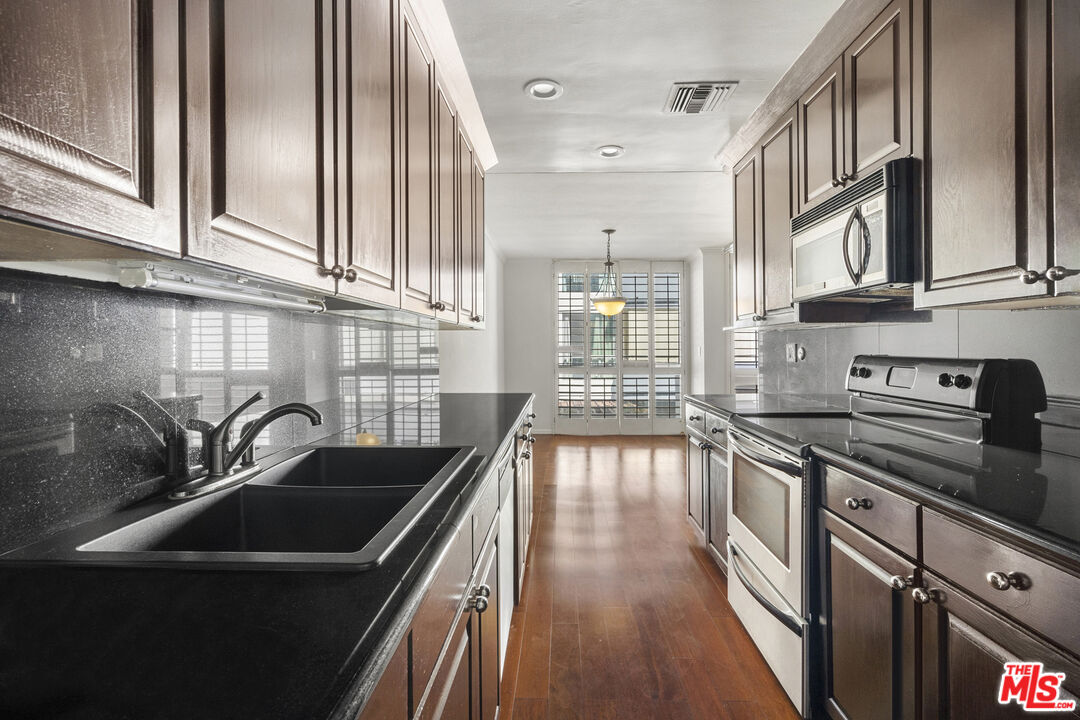 1010 N Kings Rd Unit: 202, West Hollwood
