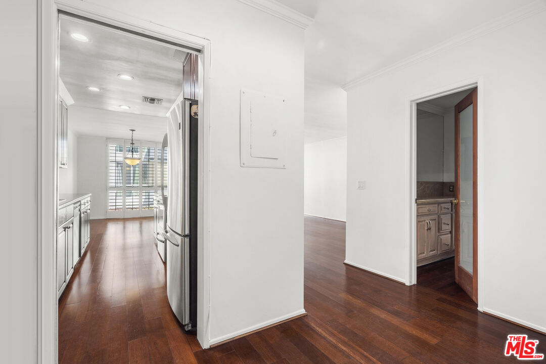 1010 N Kings Rd Unit: 202, West Hollwood