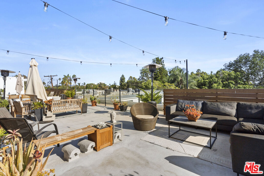 1010 N Kings Rd Unit: 202, West Hollwood
