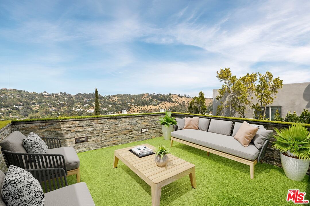 2437 Apollo Dr, Sunset Strip