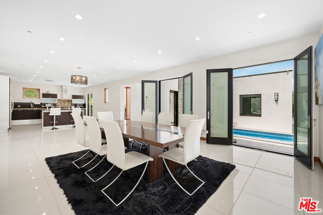 2437 Apollo Dr, Sunset Strip