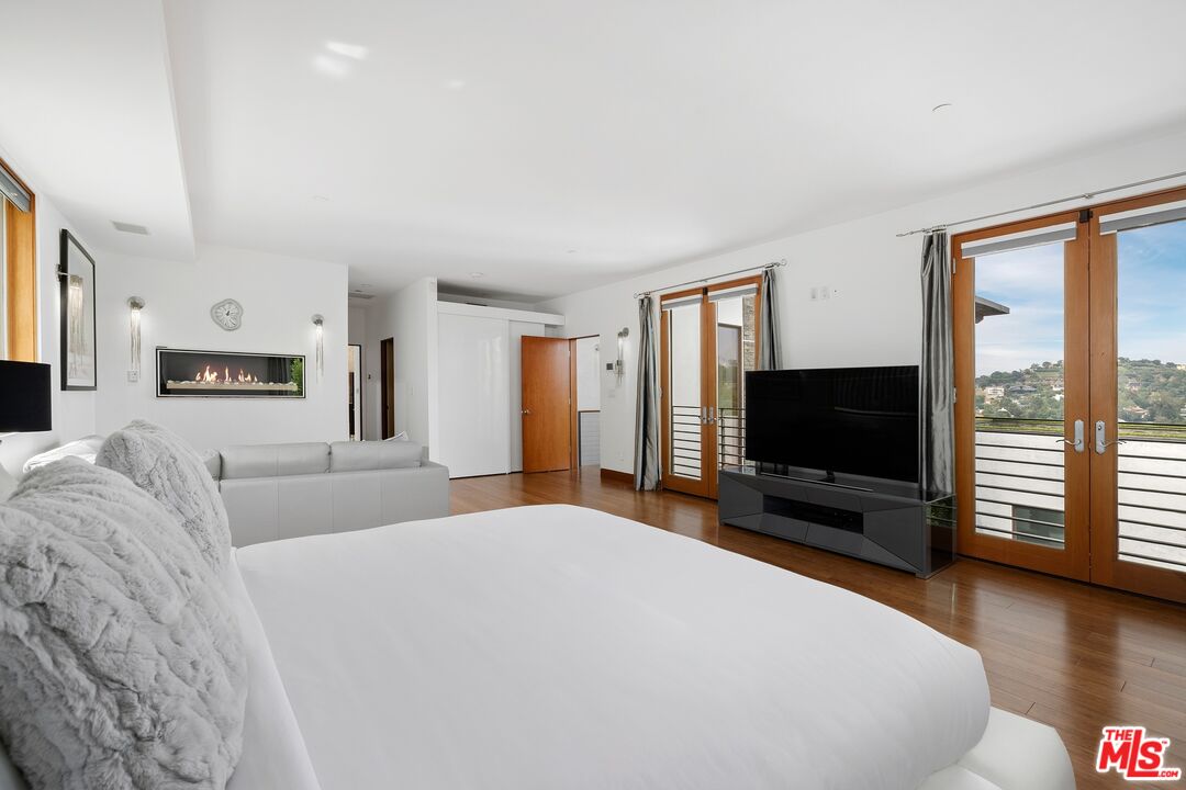 2437 Apollo Dr, Sunset Strip
