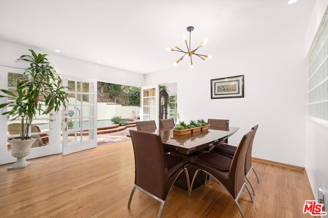 11304 Dona Lola Dr, Studio City 