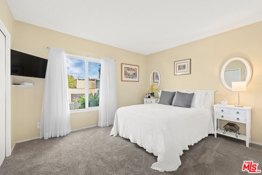 11304 Dona Lola Dr, Studio City 