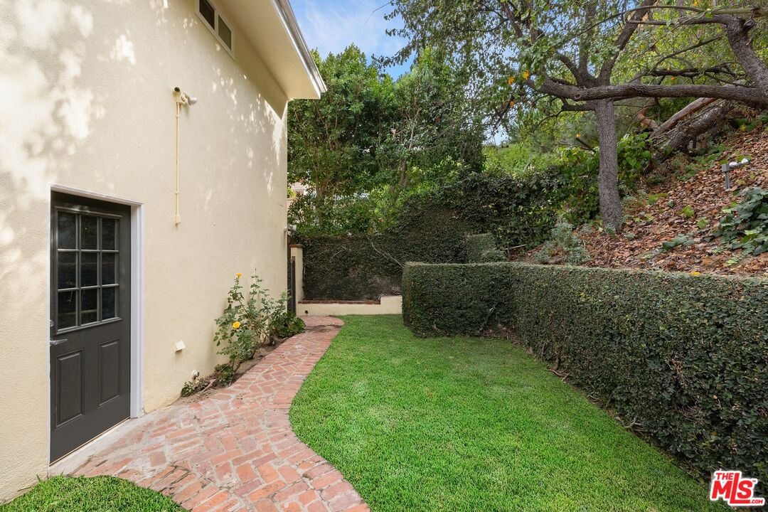 11304 Dona Lola Dr, Studio City 