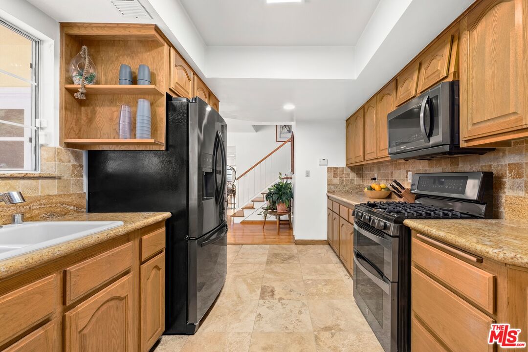 11304 Dona Lola Dr, Studio City 