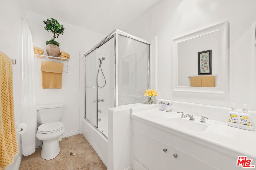 11304 Dona Lola Dr, Studio City 