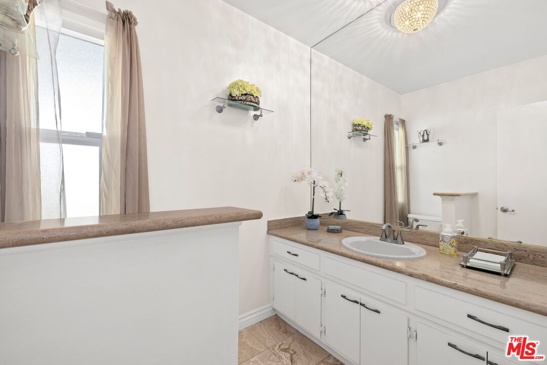 11304 Dona Lola Dr, Studio City 