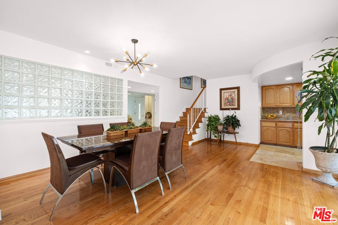 11304 Dona Lola Dr, Studio City 