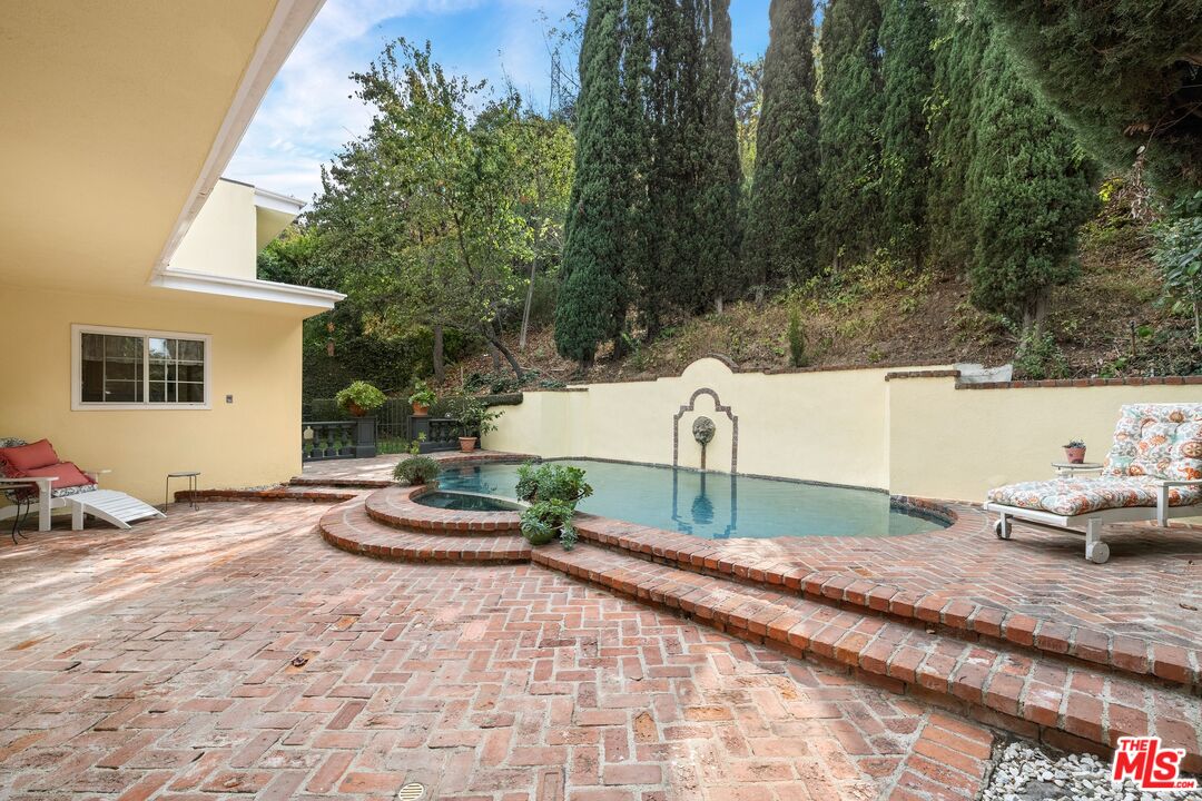 11304 Dona Lola Dr, Studio City 