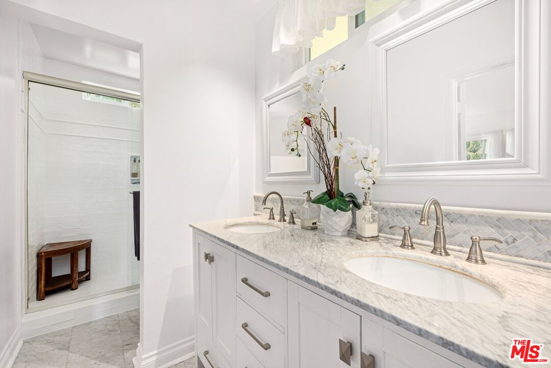 11304 Dona Lola Dr, Studio City 