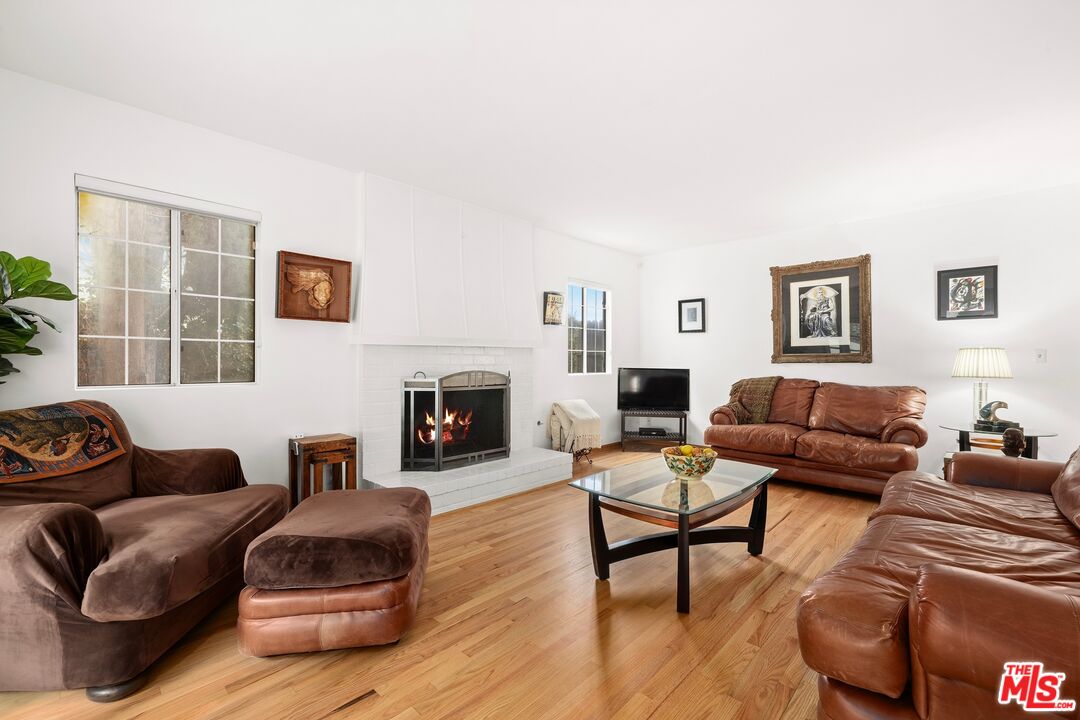 11304 Dona Lola Dr, Studio City 