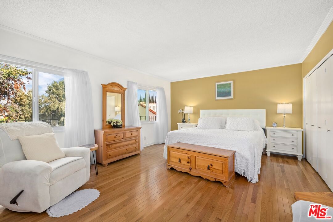 11304 Dona Lola Dr, Studio City 