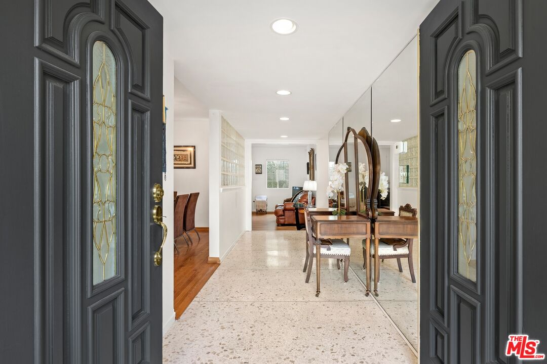 11304 Dona Lola Dr, Studio City 