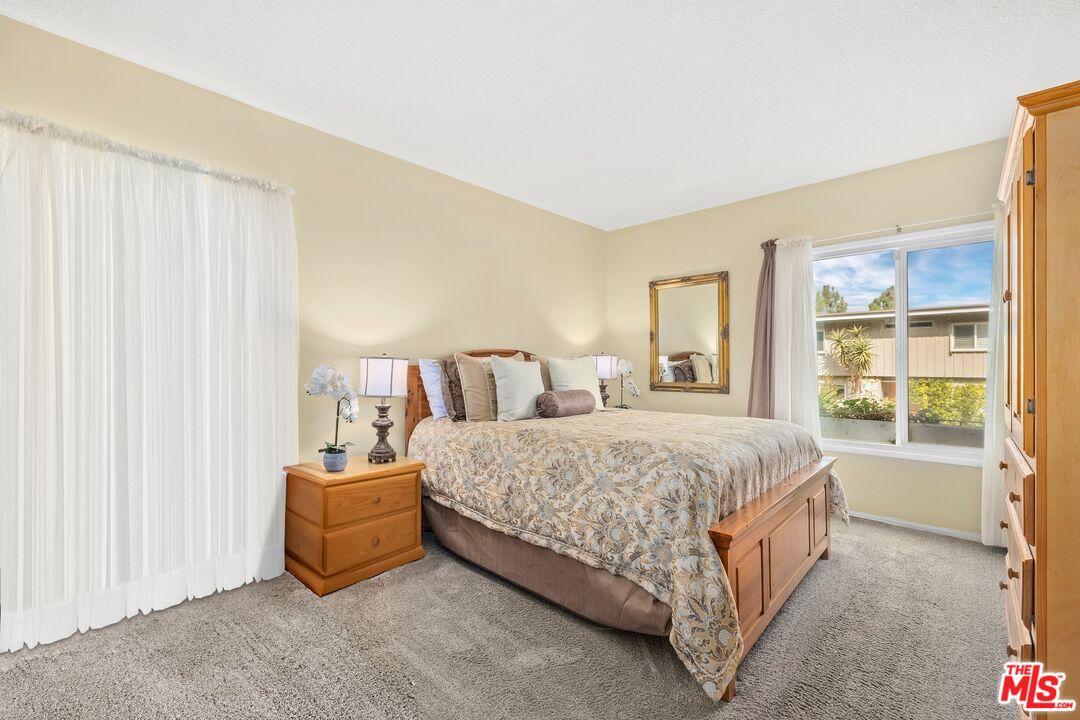 11304 Dona Lola Dr, Studio City 