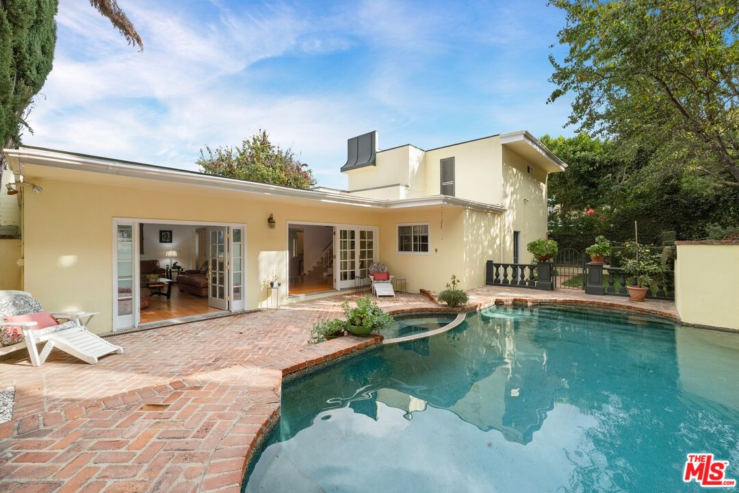 11304 Dona Lola Dr, Studio City 