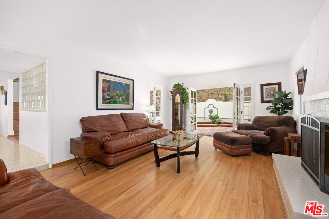 11304 Dona Lola Dr, Studio City 