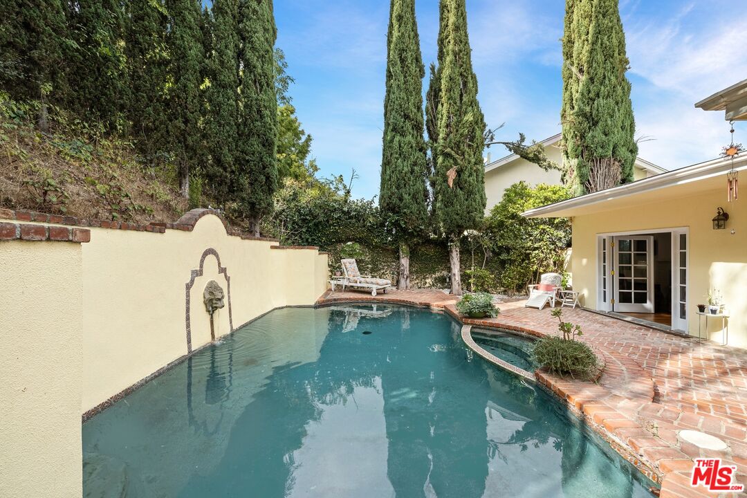 11304 Dona Lola Dr, Studio City 