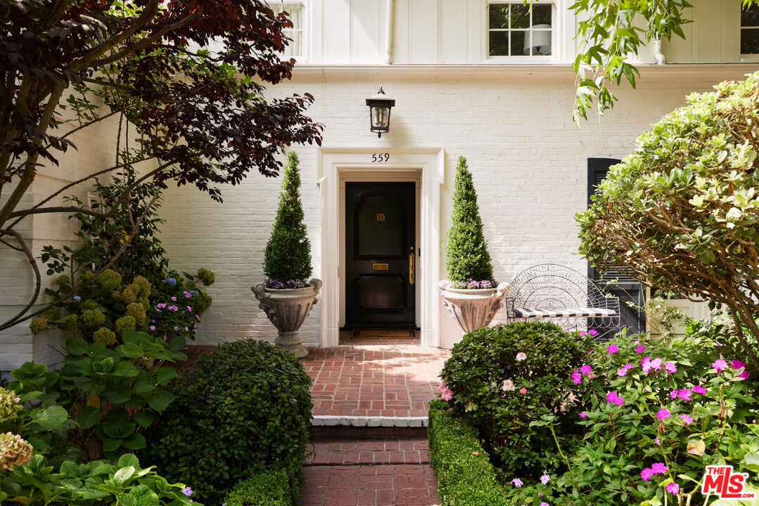 559 Loring Ave, little holmby