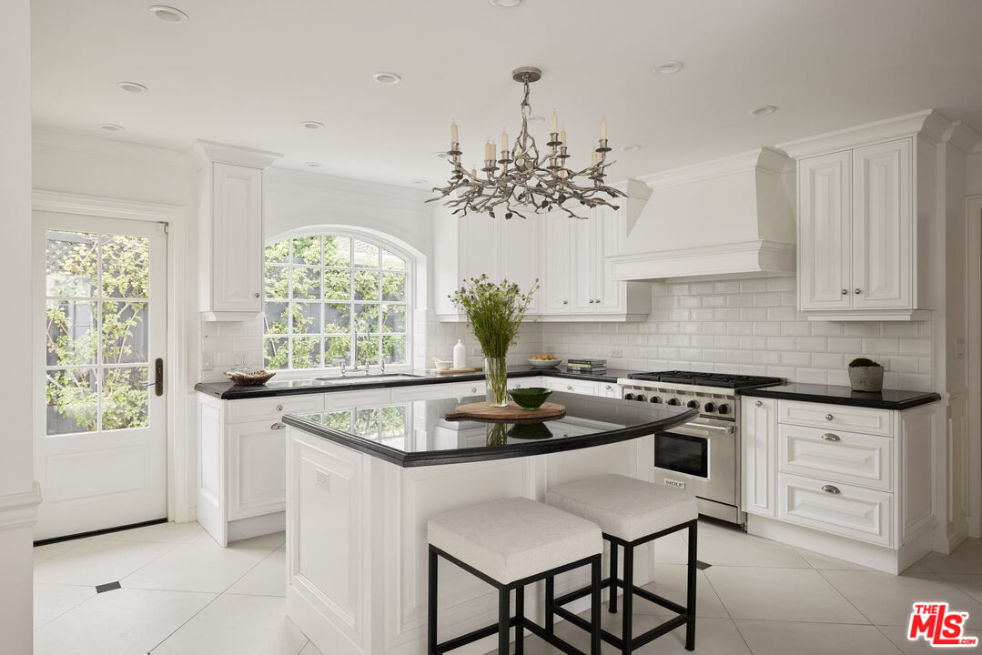 559 Loring Ave, little holmby