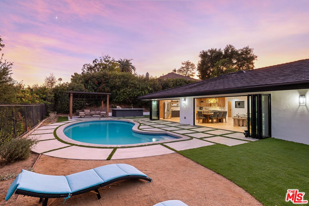 5310 Bothwell Rd, Tarzana