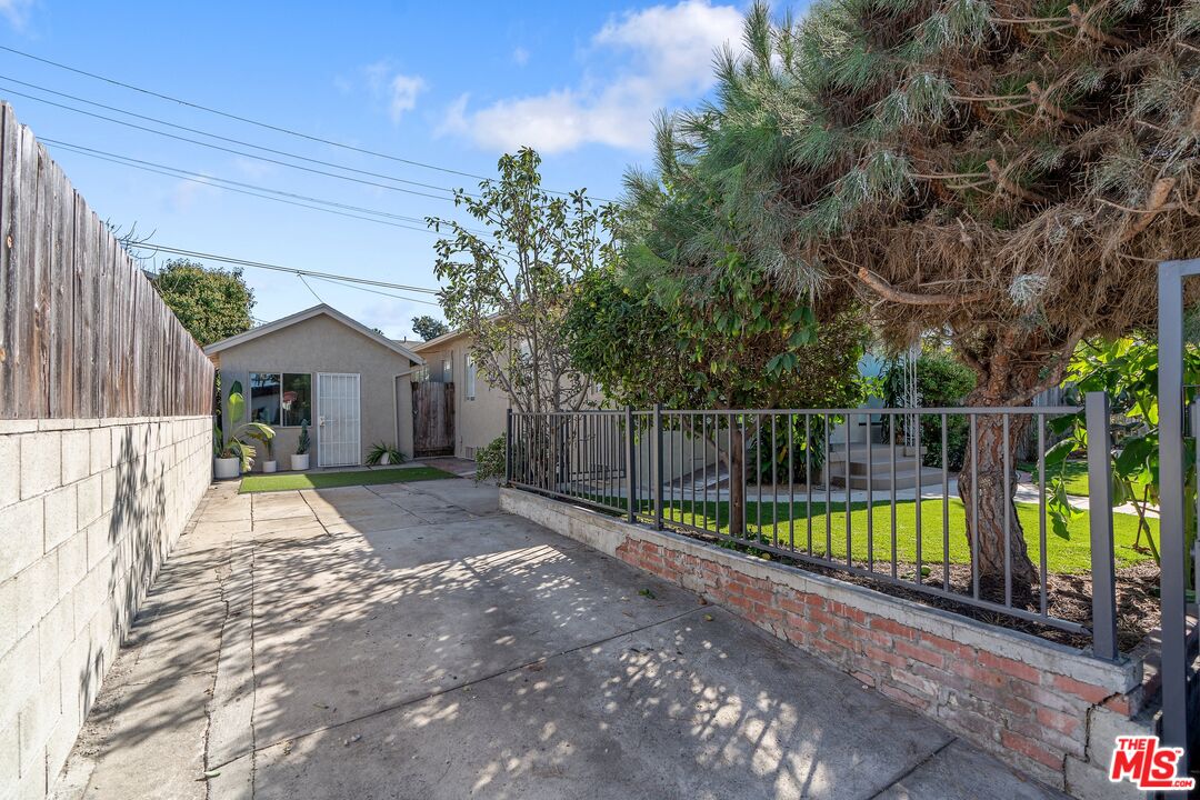 2324 S Highland Ave