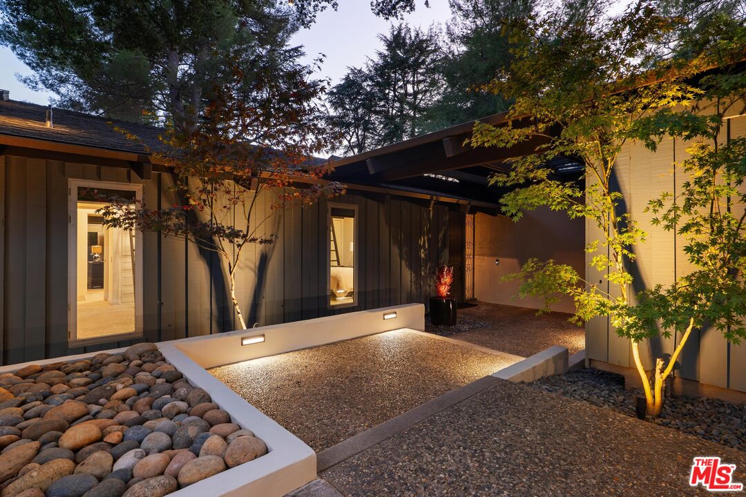 5045 Jarvis Ave, La Canada Flintridge