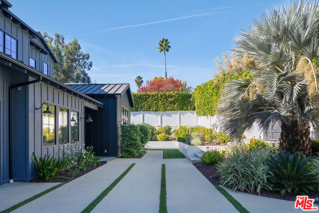 19074 Sprague St, Tarzana