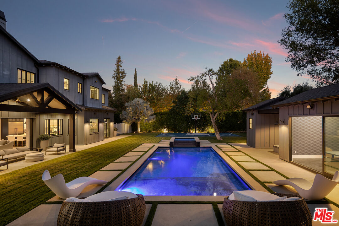 19074 Sprague St, Tarzana