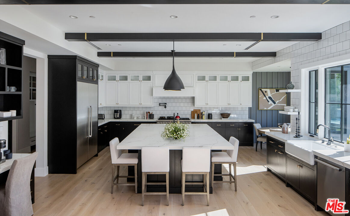 19074 Sprague St, Tarzana