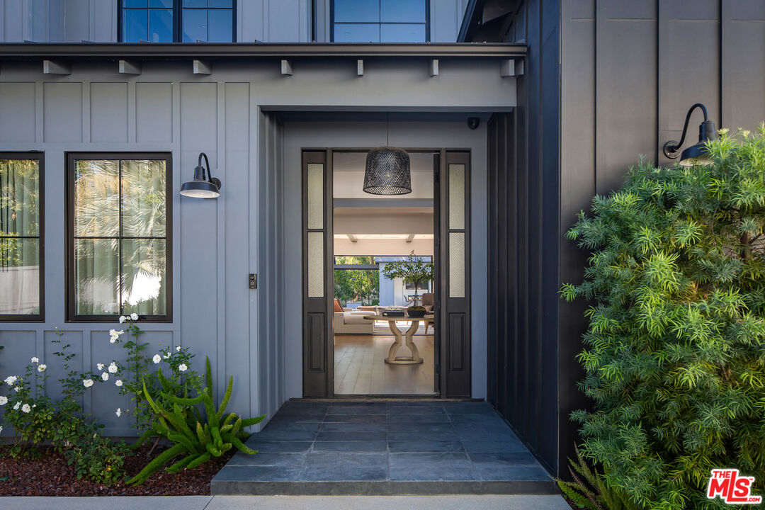19074 Sprague St, Tarzana
