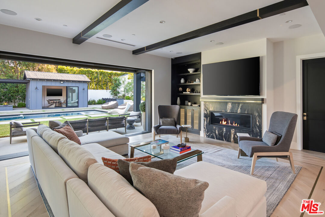 19074 Sprague St, Tarzana