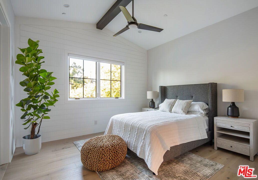 19074 Sprague St, Tarzana