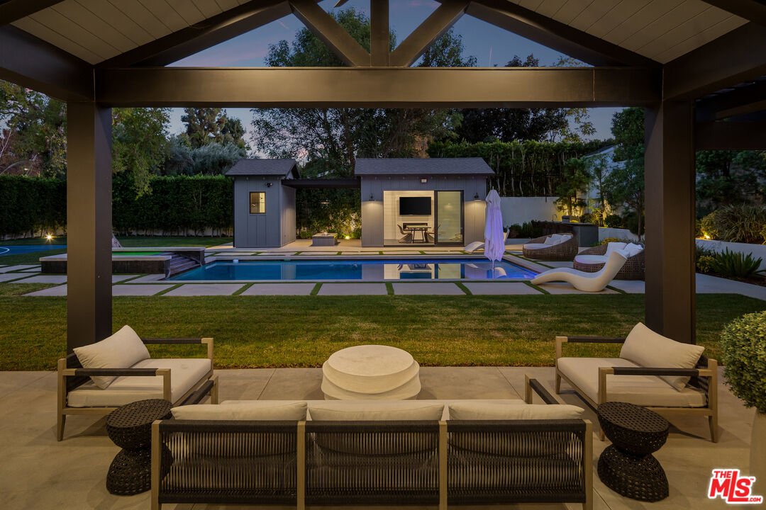 19074 Sprague St, Tarzana