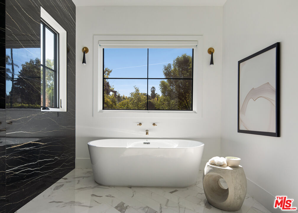 19074 Sprague St, Tarzana