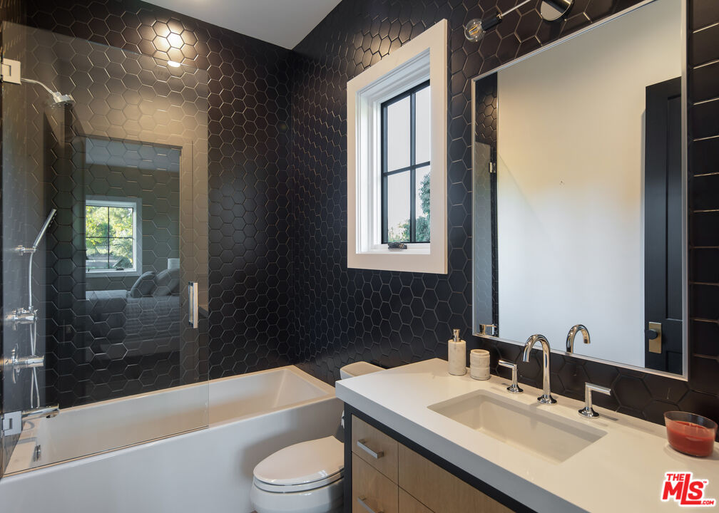 19074 Sprague St, Tarzana