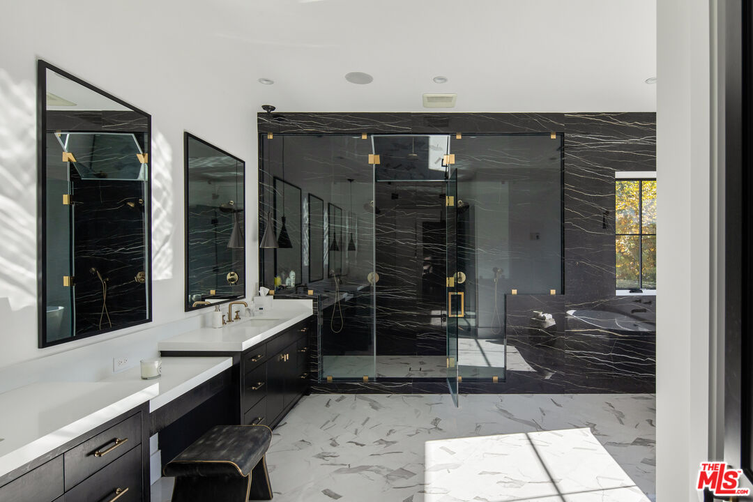 19074 Sprague St, Tarzana