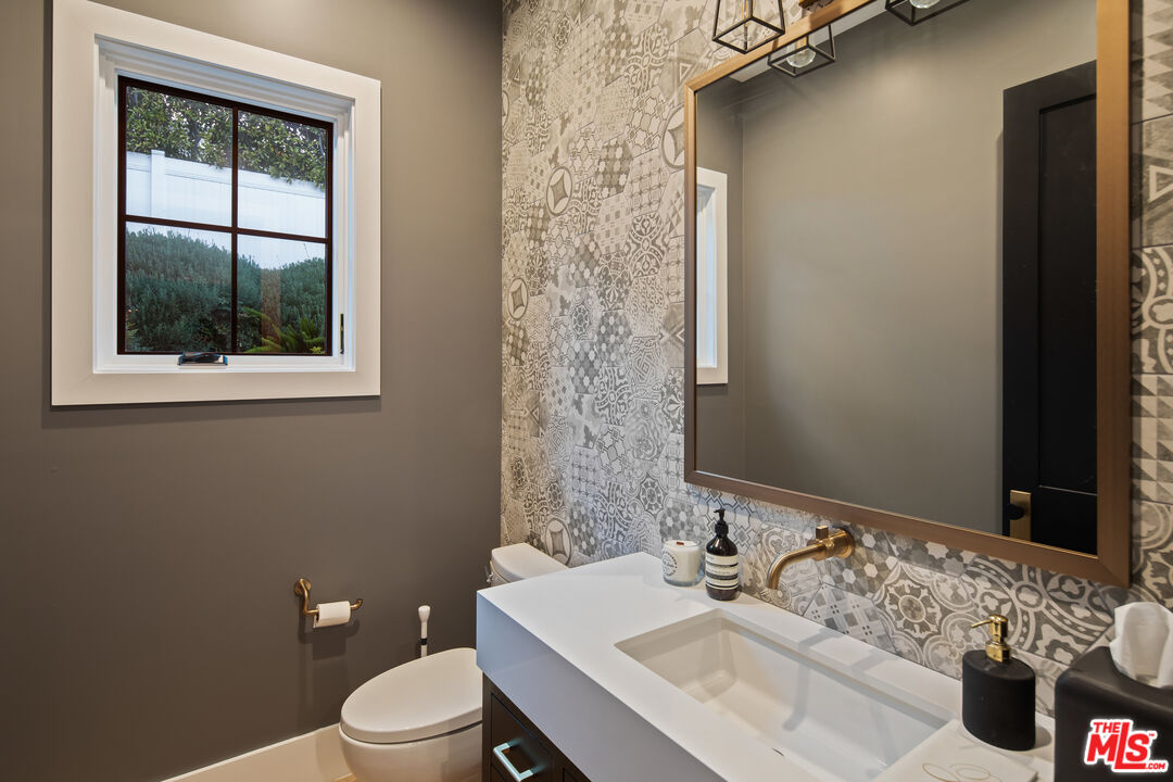 19074 Sprague St, Tarzana