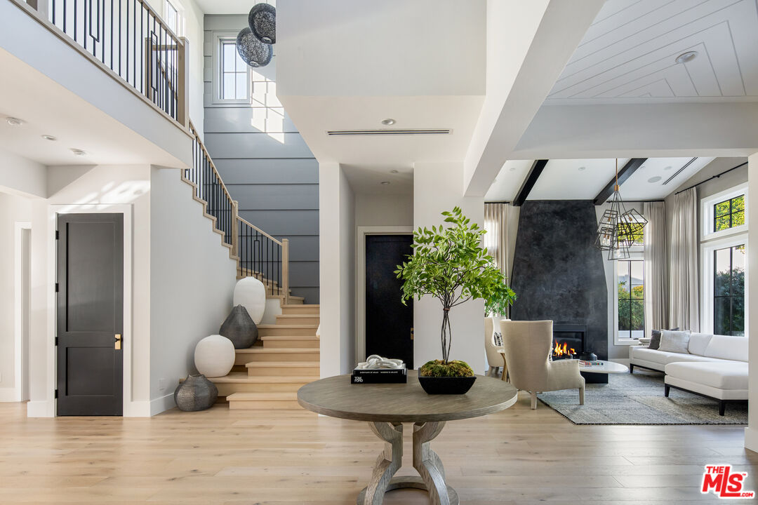 19074 Sprague St, Tarzana