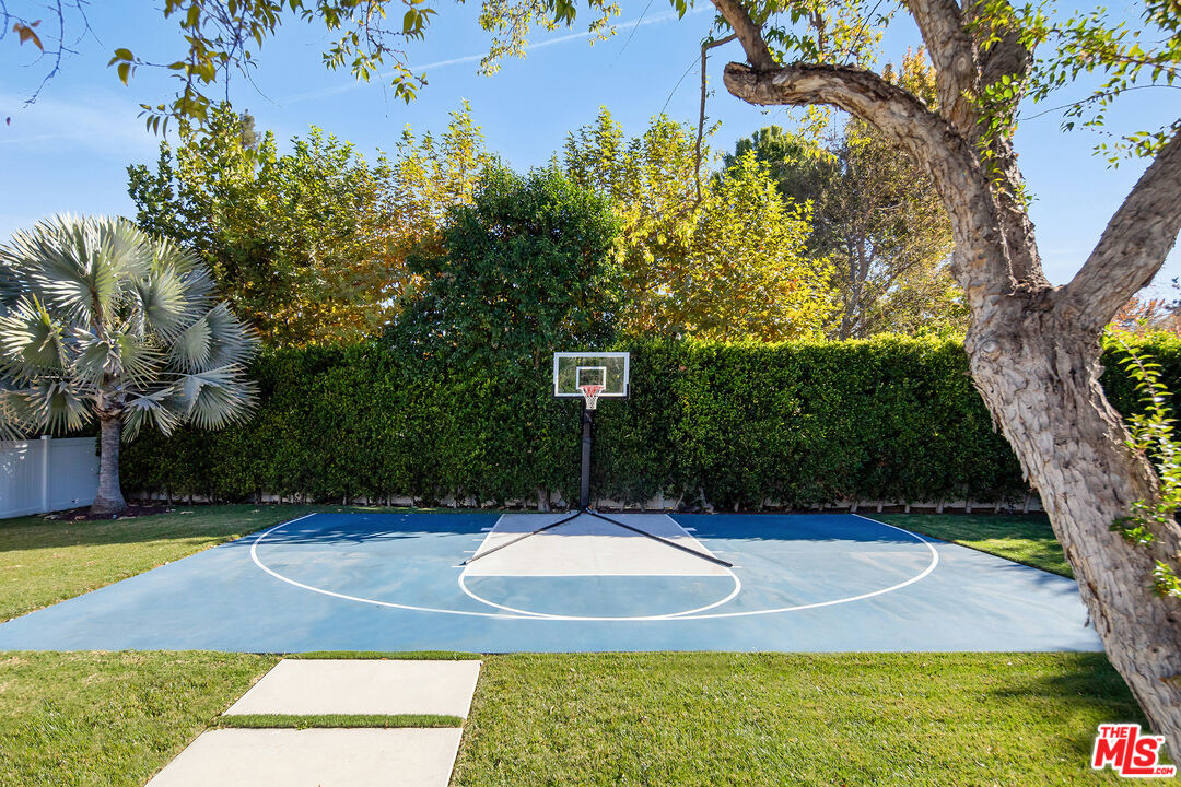 19074 Sprague St, Tarzana