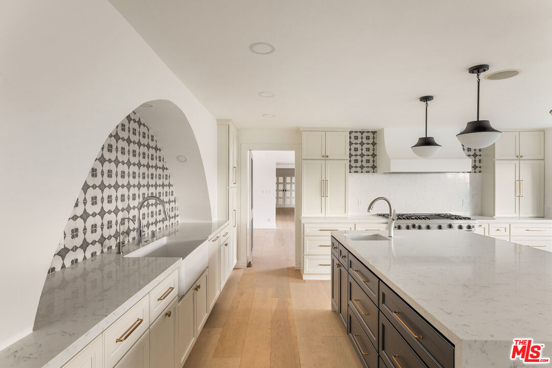 9315 Beverly Crest Dr