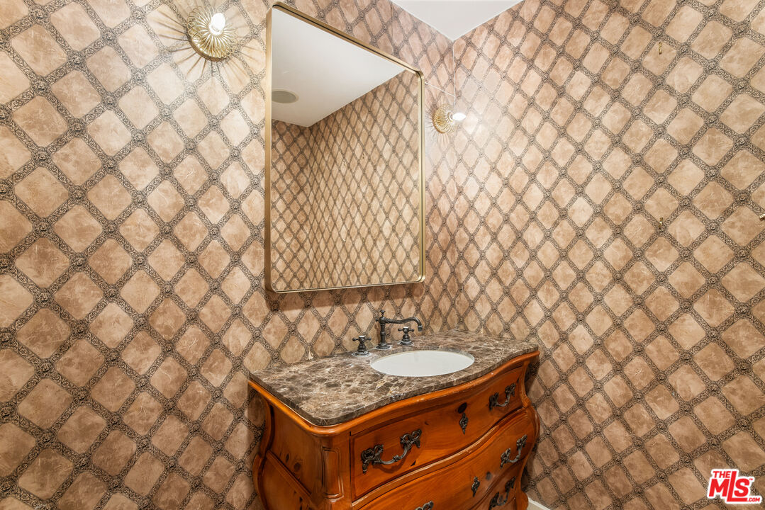 9315 Beverly Crest Dr