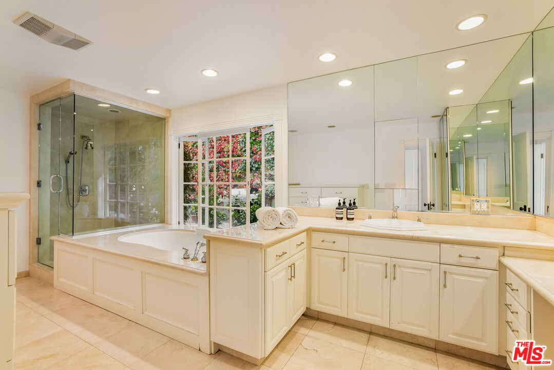 9315 Beverly Crest Dr