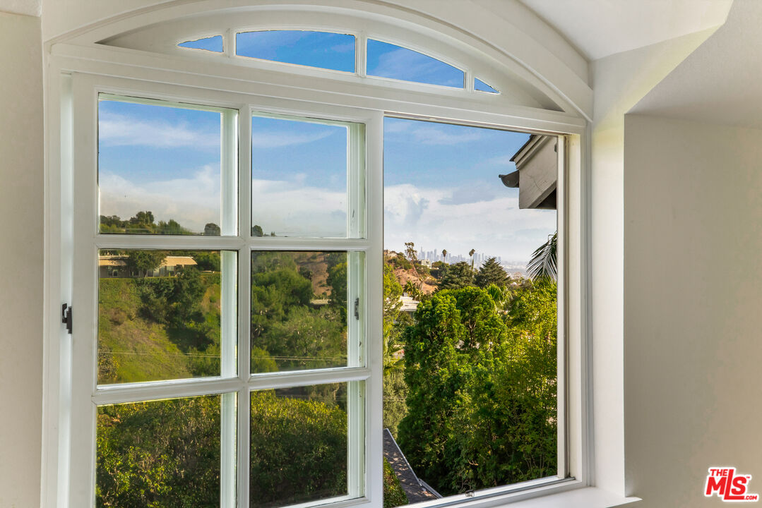 9315 Beverly Crest Dr