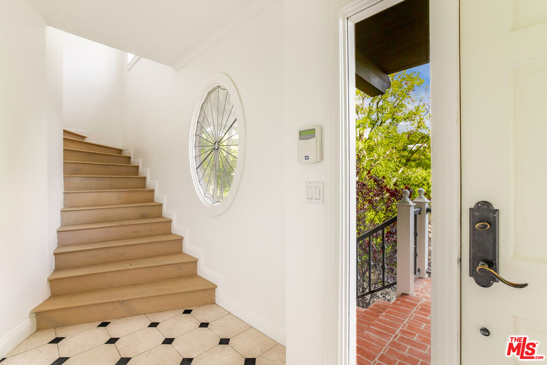 9315 Beverly Crest Dr